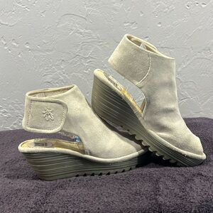 🔥 FLY LONDON Yone Gray Suede Leather Peep Toe Wedges EU 38 / US 7.5-8 - PERFECT
